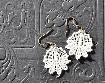 dainty ivory lace earrings / vintage floral lace earrings / lightweight guipure earrings