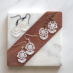 dainty white tiny flower lace earrings / lightweight floral guipure earrings