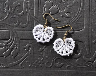 small white lace earrings / dainty lace scroll earrings / vintage guipure earrings