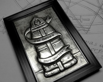 Iron Maiden: handgegraveerde middeleeuwse metalen wanddecoratie met repoussé-techniek