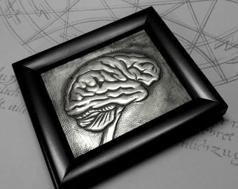Hersenen: met de hand gestempelde anatomische wanddecoratie van metaal met repoussé-techniek
