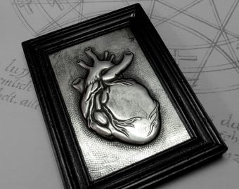 Anatomisch hart: met de hand reliëf aangebracht anatomisch gedreven metalen wanddecoratie