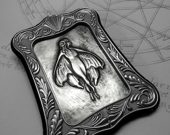 Luna Moth Lady: hand reliëf art nouveau repoussé metalen wandkunst