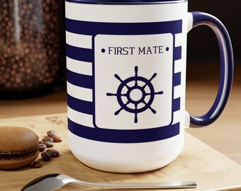 Tazza da caffè bicolore First Mate, 15 once - Tazza da caffè in ceramica blu navy con design nautico blu navy, volante con First Mate evidenziato