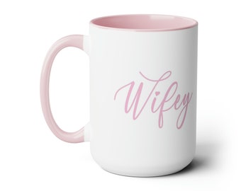 Wifey zweifarbige Kaffeetasse, 15 Unzen - Rosa Kaffeetasse in einer Schreibschrift mit der Aufschrift ""Wifey"" - Tolles Hochzeitsgeschenk für die neue Braut oder zum Jahrestag."