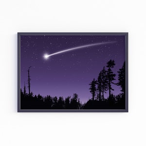 Könnte beinhalten: Eine weiße Keramik-Tasse mit schwarzem Henkel und dem Text "But First, Coffee" in handschriftlichem Stil. Die Tasse fasst wahrscheinlich 325 ml und steht auf einer weißen Oberfläche.