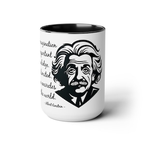Pode incluir: Caneca de cerâmica branca com borda preta que apresenta uma ilustração em preto e branco de Albert Einstein. A caneca tem uma citação de Einstein que diz: "A imaginação é mais importante do que o conhecimento. O conhecimento é limitado. A imaginação abrange o mundo." - Albert Einstein