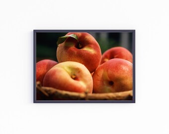 Brzoskwinie w koszyku Fotografia artystyczna, Cyfrowa sztuka ścienna do pobrania, Modny wystrój, Świeżo zebrane brzoskwinie w koszyku, Plakat, Wystrój ścienny