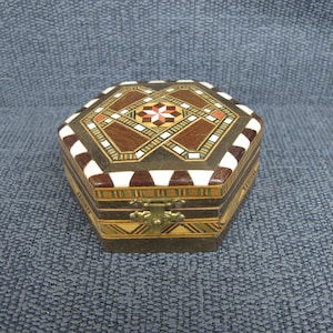 Vintage small inlaid wooden box with mirror inside the lid. Hinged hexagonal box with metal clasp. Keepsake box. Jewelry box.