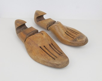 Vintage Paar Schuhleisten aus Holz. Mit Scharnier, Gr. 8EX. Schöne Form und Patina bei diesem Paar Schuhformen.