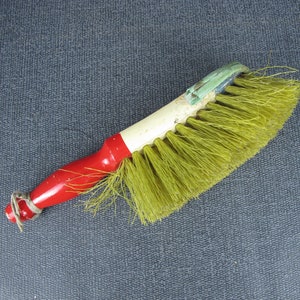 Precioso cepillo de barrido manual de madera antiguo. Kitchen Kween. Cepillo de madera con pintura roja, azul y crema descascarillada y cerdas rígidas de plástico amarillo.