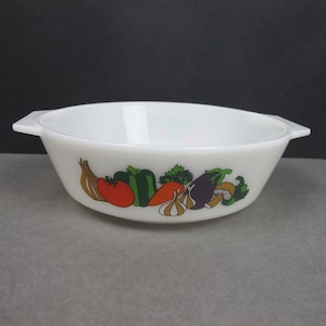 Vintage Pyrex casserole dish in the Kent pattern. Very good condition. 1966-68 JAJ English pyrex. Cute colourful vegetable design.