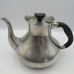 Vintage English Pewter Tea Pot. Made by Don Pewter, Sheffield, England. Great shape!