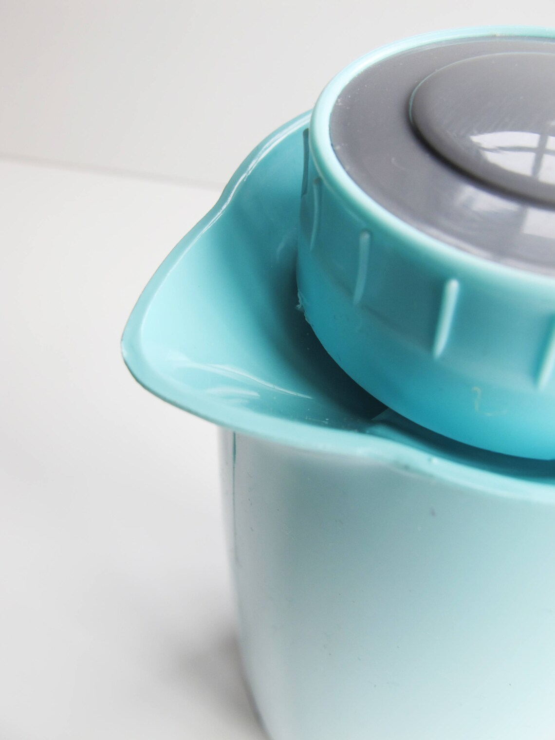 Vintage vacuum thermos jug. Great shape and colour. Stylish Etsy