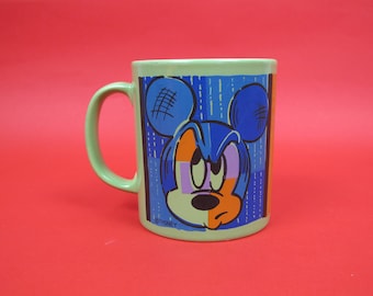 Taza vintage de Mickey Mouse. Taza verde psicodélica con Mickey azul, naranja, morado y verde.