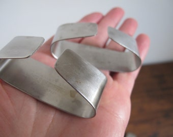 Vintage MCM Danish Style Napkin Rings x 6. Stainless Steel by Viners of Sheffield, England. Great angular shape!