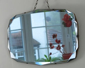 アールデコ調のオーバル型フレームレスミラー。美しい装飾の深い面取り