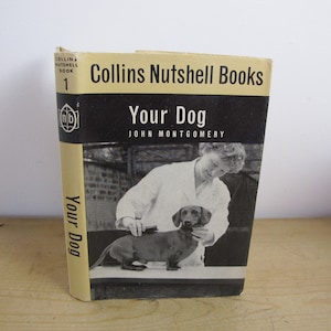 Könnte beinhalten: Ein Vintage-Buch mit dem Titel "Your Dog" von John Montgomery. Das Buch ist Teil der Collins Nutshell Books-Reihe und zeigt ein Schwarzweißfoto einer Frau, die einen Dackel pflegt.