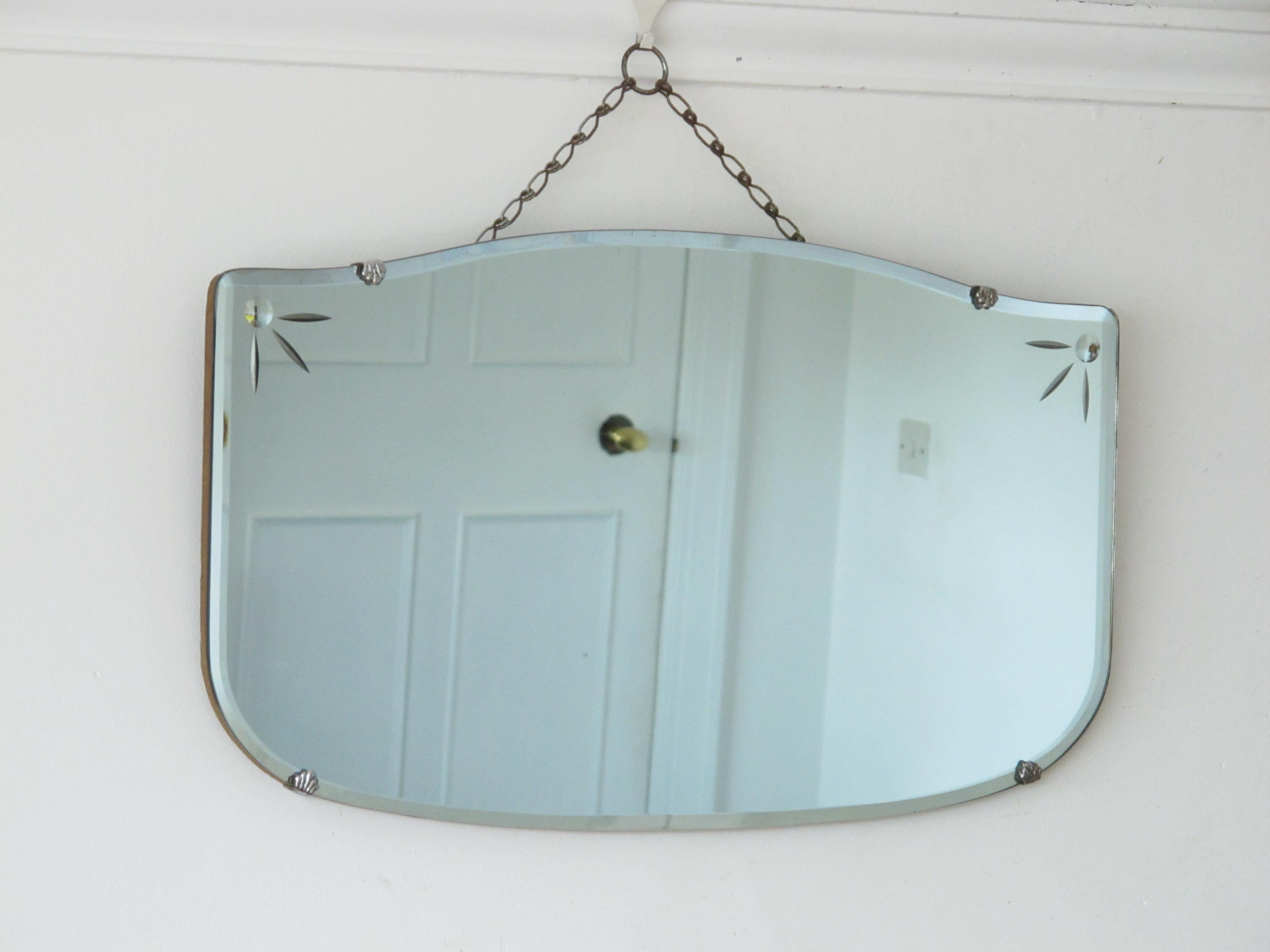 アールデコ調の斜めフレームレスミラー：カットガラスのディテール