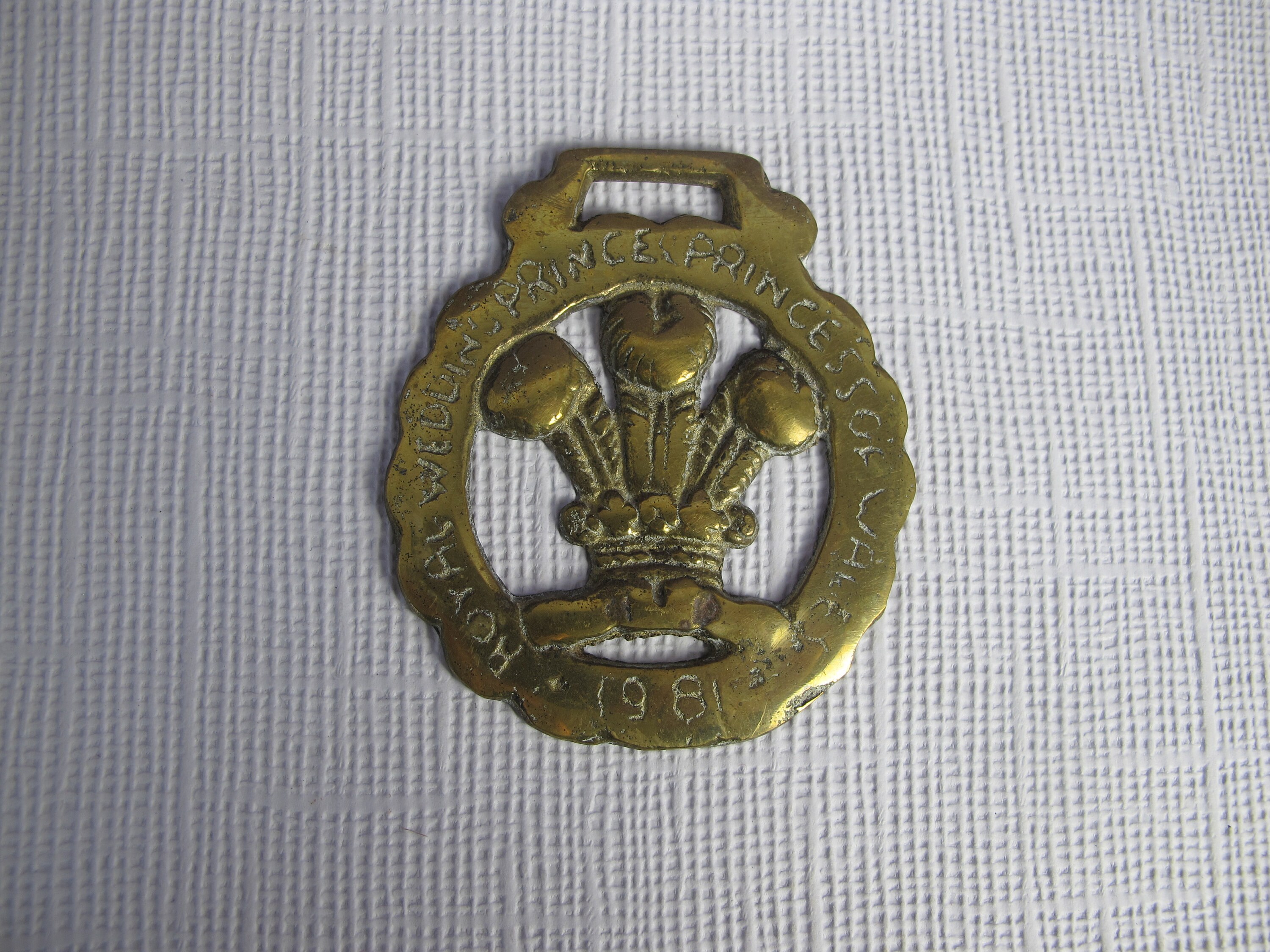 Porno yigit kiyim-kechak xonasida sotuvchi ayolni sikadi