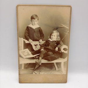 Antike Kabinett-Karte - zwei kleine Jungen, die sehr adrett aussehen. Späte viktorianische oder frühe Edwardian reale Fotografie