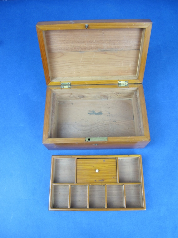 Vintage Holzkiste mit Klappdeckel. Erinnerungsbox. Schmuckschatulle. Schnitt - geteiltes Fach herausnehmen