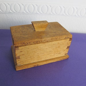 Vintage wooden box. Lidded wooden box. Keepsake box. Jewelry box. Hand made wood box