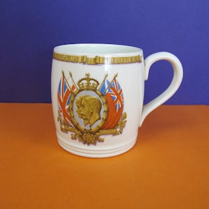 Vintage Commemorative souvenir mug. Large mug celebrating Silver Jubilee of  King George V  and Queen Mary. Royal British monarchy 1910-1935