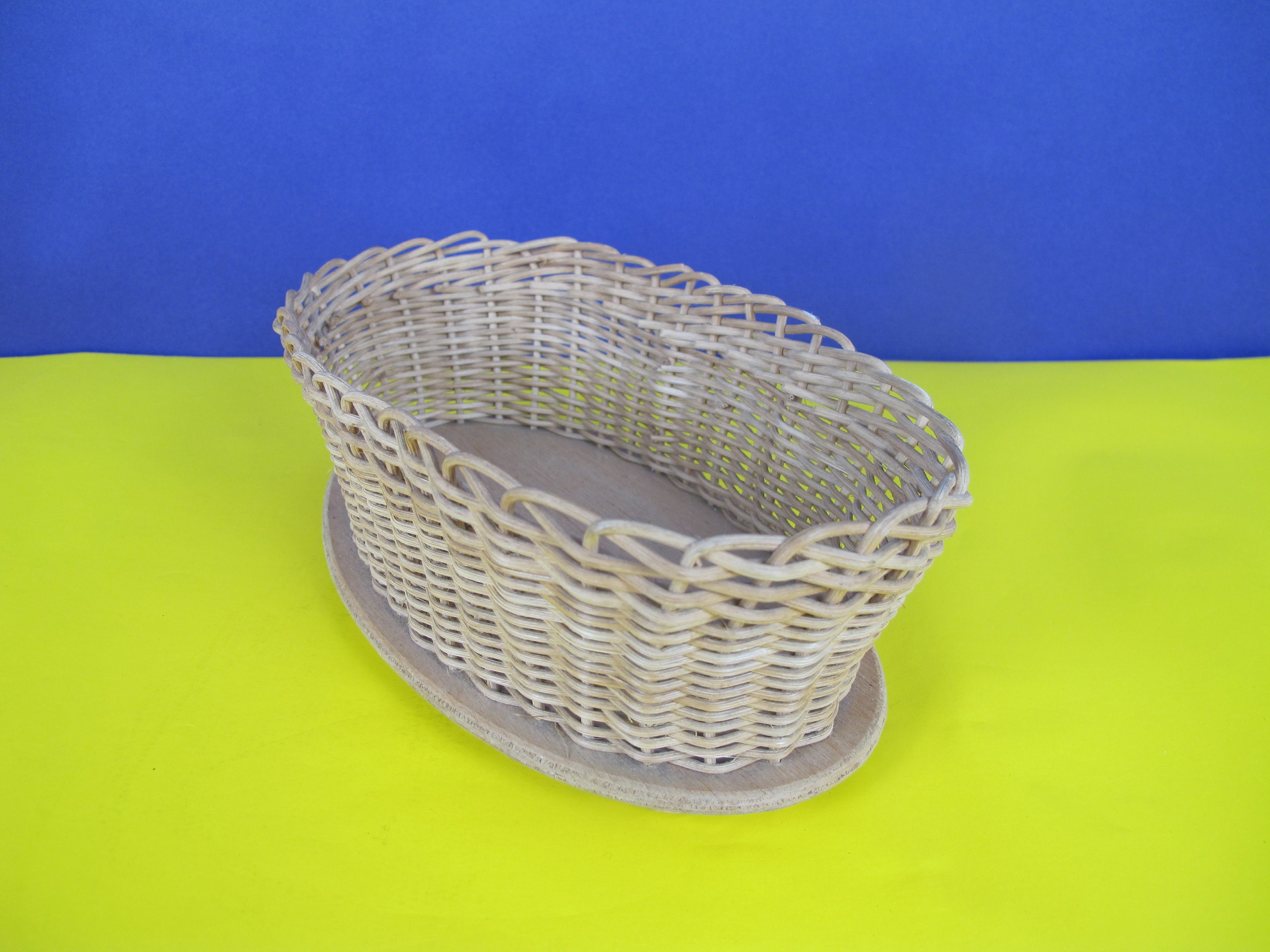 ヴィンテージの小さな籐のバスケット。楕円形で木製の底。とても素敵