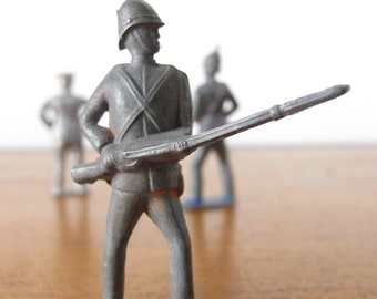 Lot 3 britains - plomb soldat britannique garde avec guerite - bel etat - Collection