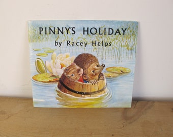Pinny's Holiday di Racey Helps, pubblicato nel 1970. Belle illustrazioni. Libro per bambini vintage dei Medici.