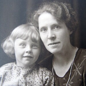 Antike fotografische Postkarte. Frau mit jungem Mädchen. Familienportrait - echte Fotopostkarte