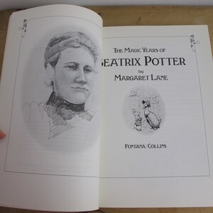 Peut inclure: La couverture du livre "The Magic Years of Beatrix Potter" de Margaret Lane, avec une illustration en noir et blanc de Beatrix Potter et une illustration en noir et blanc de Peter Rabbit et d'un canard.