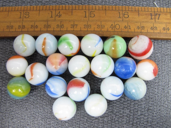 ヴィンテージガラスビー玉20個コレクション。青、黄、赤