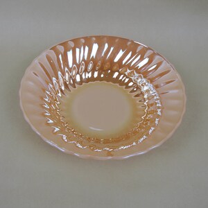 Anchor Hocking Fireking peach Luster Schale. Hergestellt in den USA. Pfirsichfarbener Glanz, kupferfarbener Wirbel. Fabelhaft leuchtend und leuchtend!