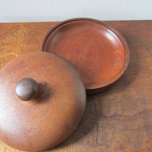 Vintage round wooden lidded trinket box. Shallow wooden container.  5.75 inches diameter (14.5cm)