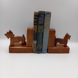 Vintage Hundebuchstützen aus Holz. Niedliche handgeschnitzte hölzerne Scottie- oder Terrier-Hundbuchstützen.