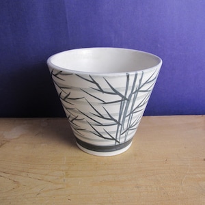 Maceta vintage de cerámica pequeña con decoración de bambú pintada a mano. Fabricada por Royal Sphinx Maastricht, Países Bajos.