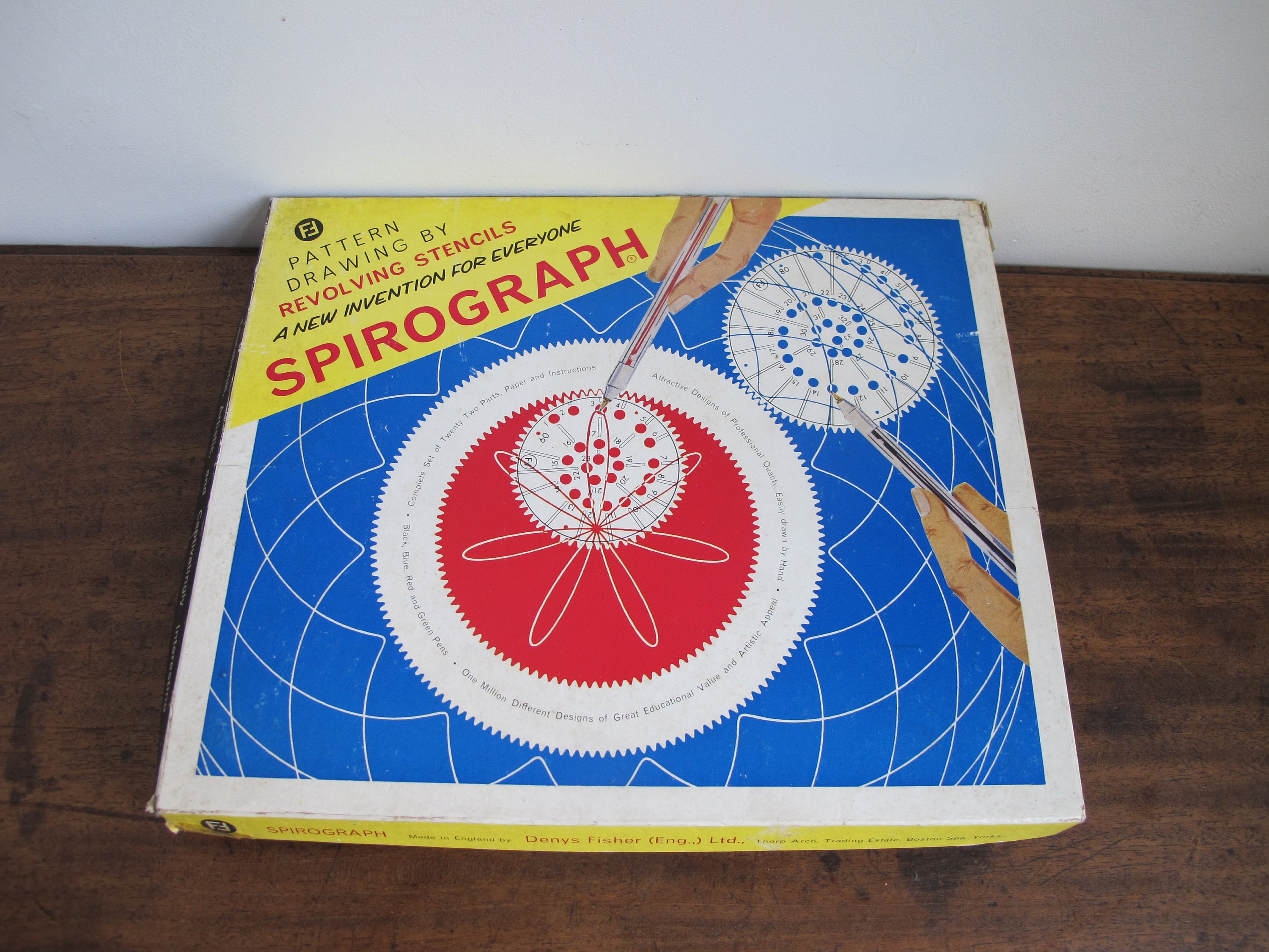 Spirografo vintage Divertimento con gli scarabocchi a spirale per