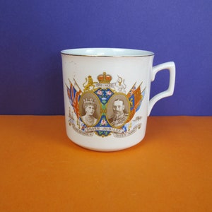Vintage Commemorative souvenir mug. Large mug celebrating Silver Jubilee of  King George V  and Queen Mary. Royal British monarchy 1910-1935