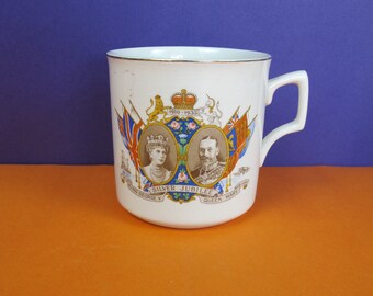 Vintage Commemorative souvenir mug. Large mug celebrating Silver Jubilee of  King George V  and Queen Mary. Royal British monarchy 1910-1935