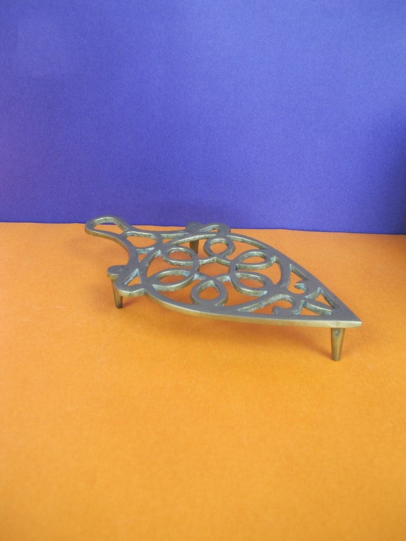 Dessous De Plat Vintage En Laiton Massif - Doré, 16.5x14.5cm, Patine D'Époque (1960)