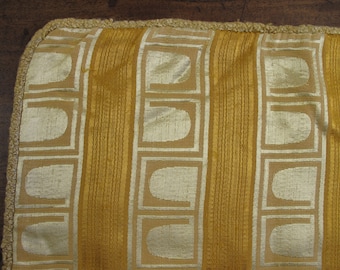 Fodera per cuscino gialla vintage. Cerniera e finiture dorate. Design geometrico di metà secolo. Oro e giallo. Solo fodera.