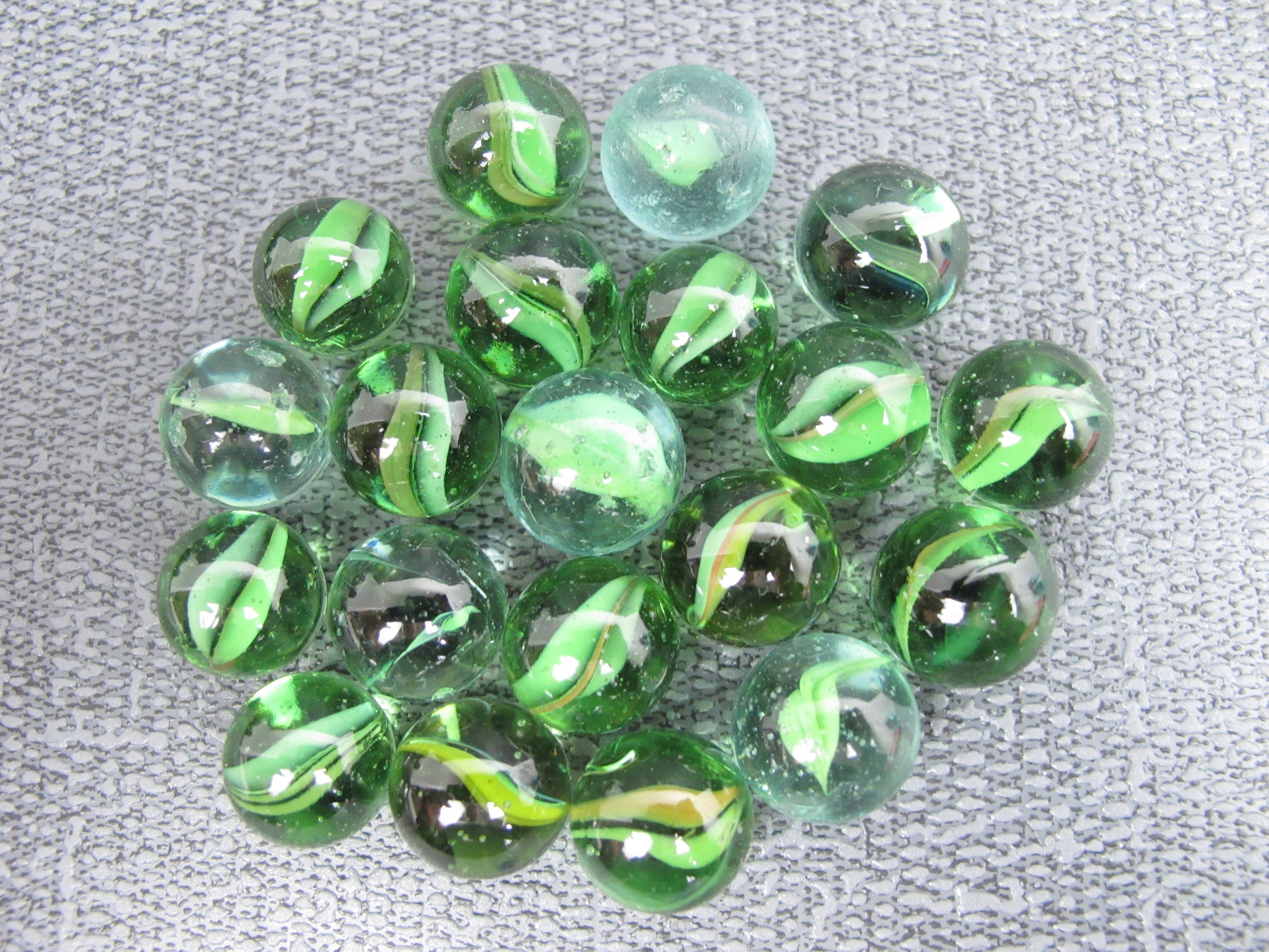 ヴィンテージグリーン渦巻きガラスビー玉、20個コレクション - Etsy 日本