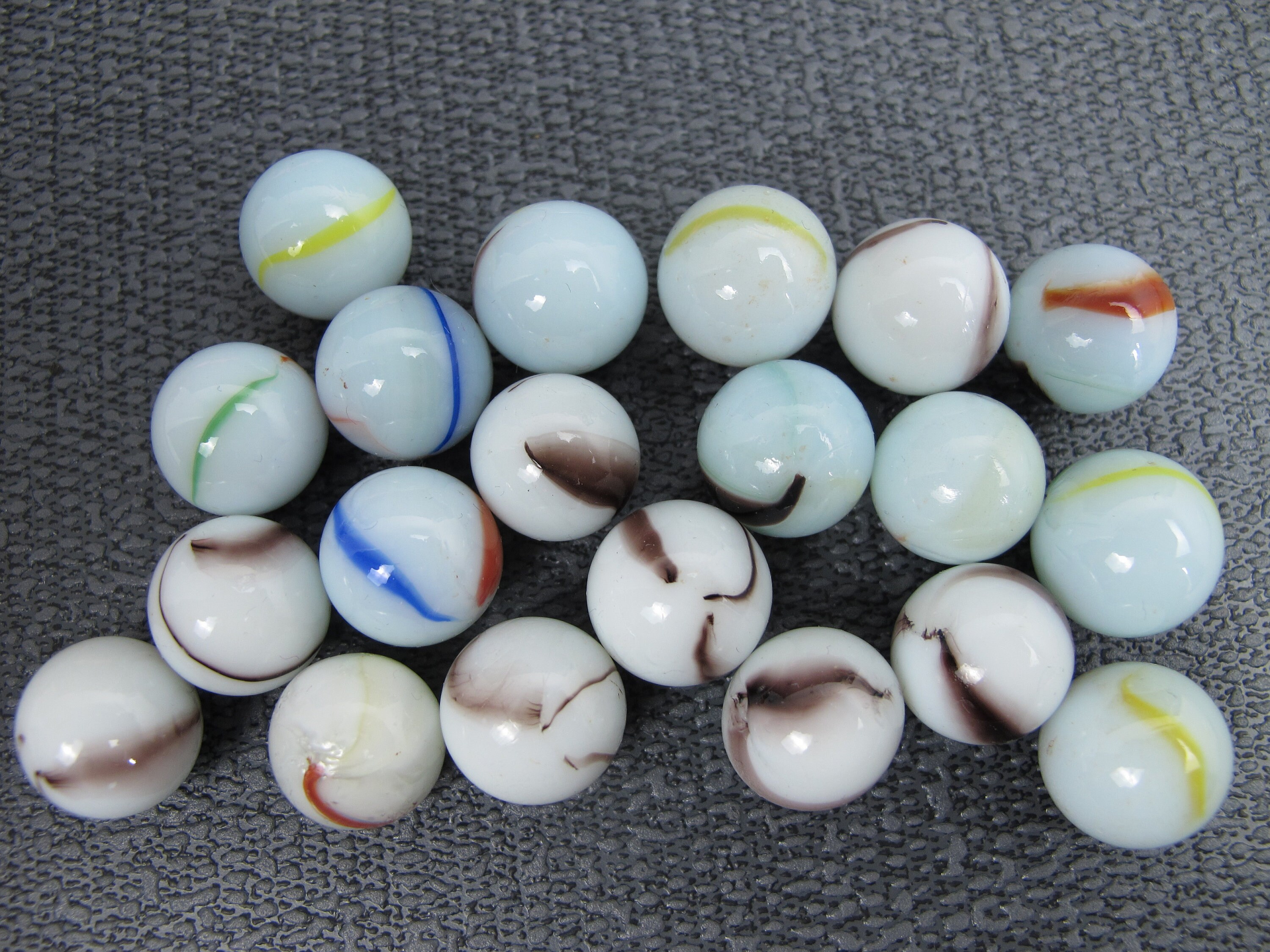Very Nice Dragnet White Glass Marbles 