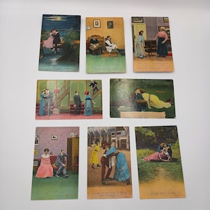Peut inclure: Une collection de cartes postales anciennes représentant des scènes romantiques et des interactions sociales. Les cartes illustrent des couples, des rassemblements et des moments de la vie quotidienne, avec des textes tels que "A Bridge game" et "Harvest-time". Les cartes postales sont sépia.