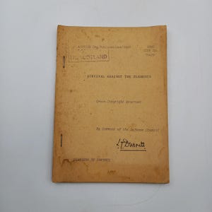 Può includere: Un libretto color beige con il titolo "Survival Against the Elements" stampato in nero. Il libretto è del Ministero della Difesa e ha il codice dell'esercito 70499.