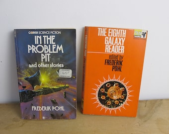 Dos libros clásicos de ciencia ficción en rústica. En el Pozo de los Problemas y otras historias de Frederik Pohl y El Lector de la Octava Galaxia, editado por Pohl.
