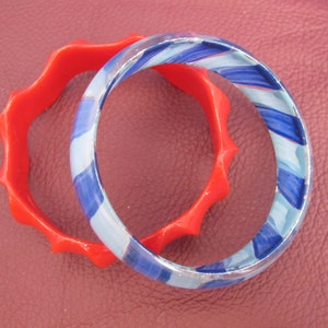 Vintage pair of plastic bangles. Funky bangles in blue & white stipes and red.