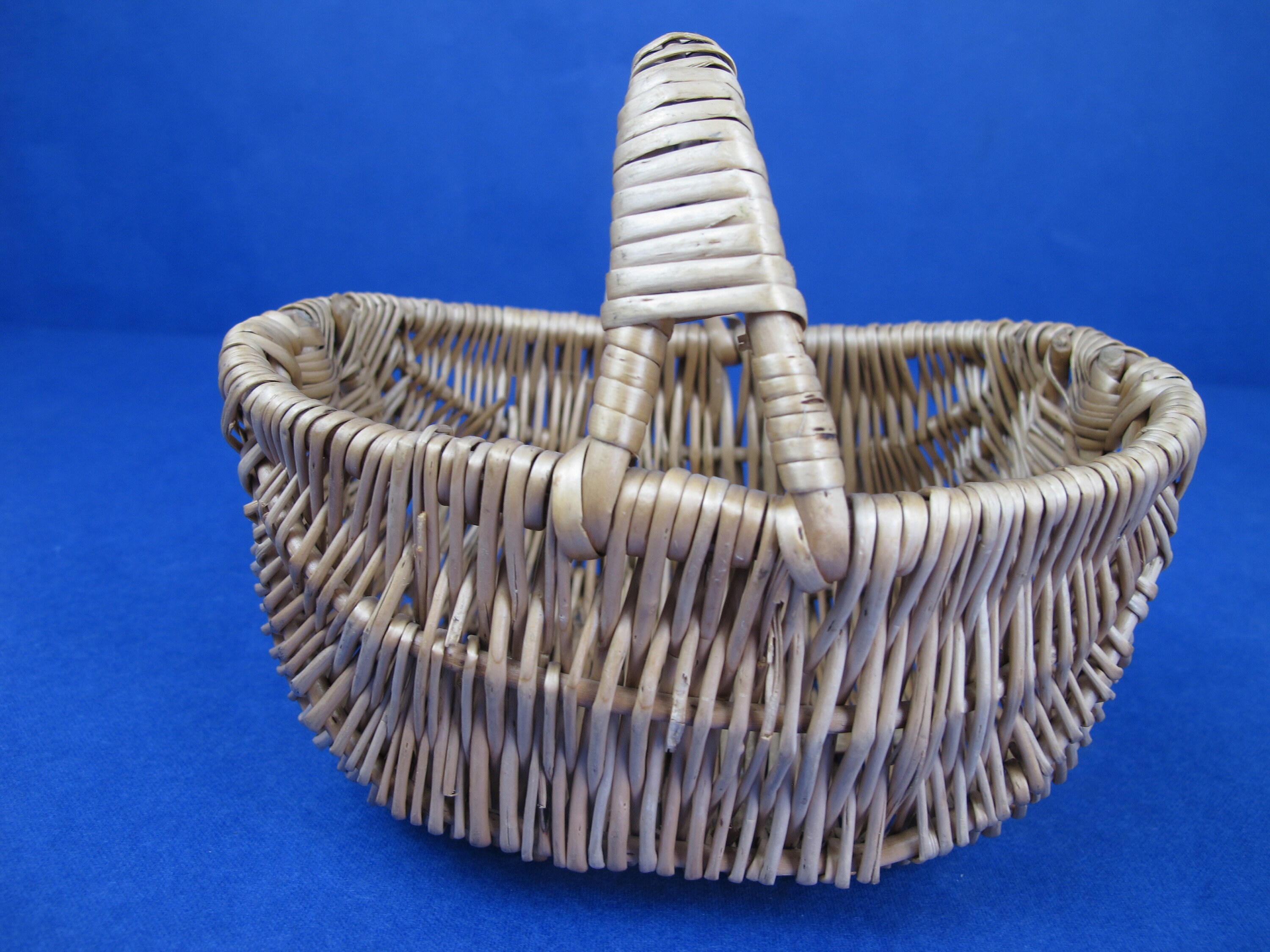 Vintage small wicker basket. Egg basket or decorative Etsy